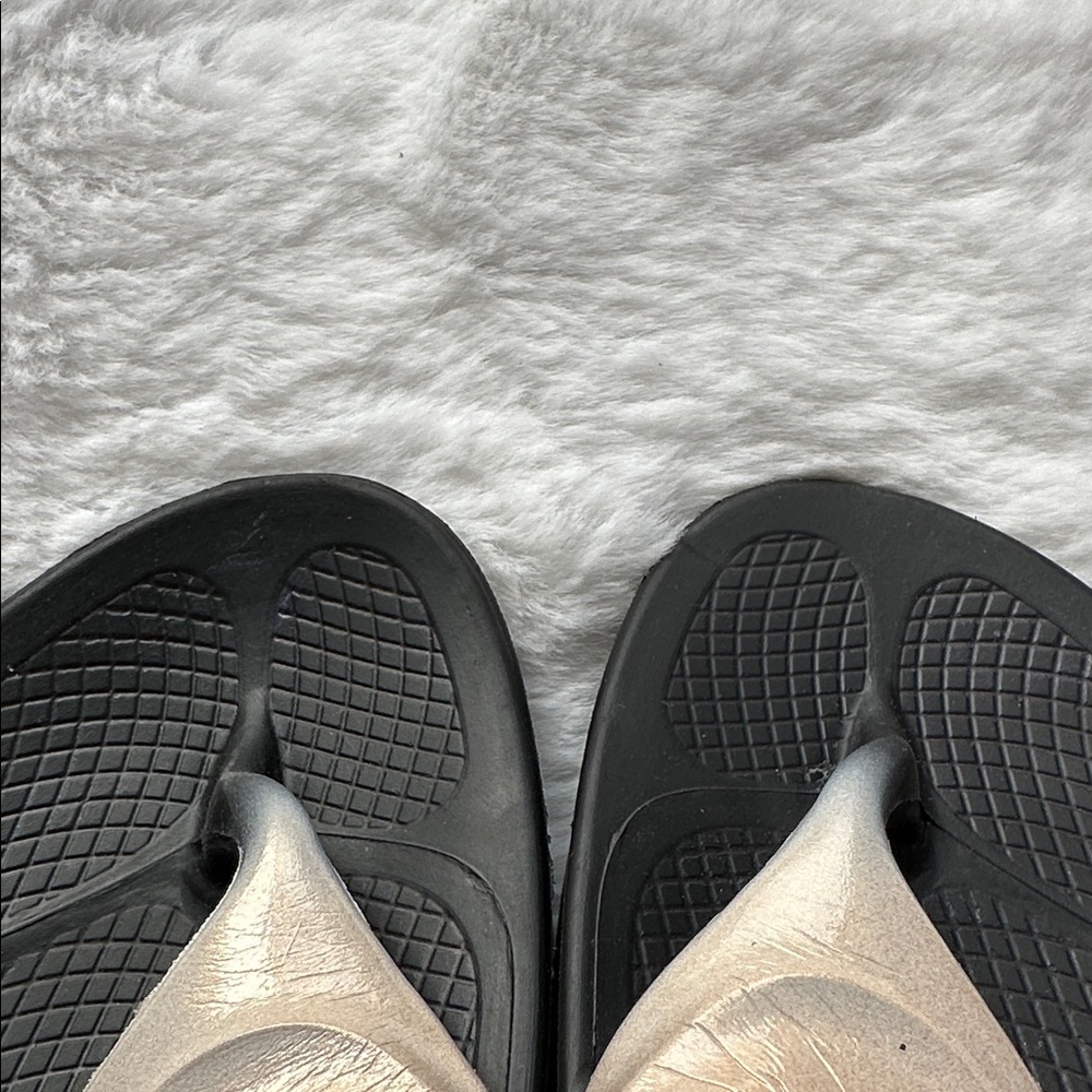 OOFOS Women’s Oolala luxe Sandal Flip Flop Gold size 9 - Picture 7 of 7